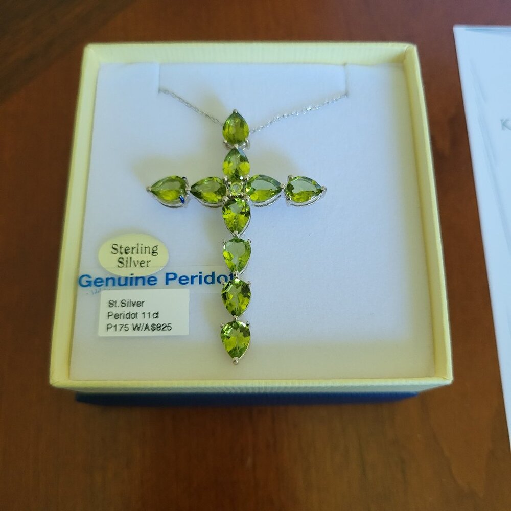 Brand New Sterling Silver Natural Peridots Necklace For Sale